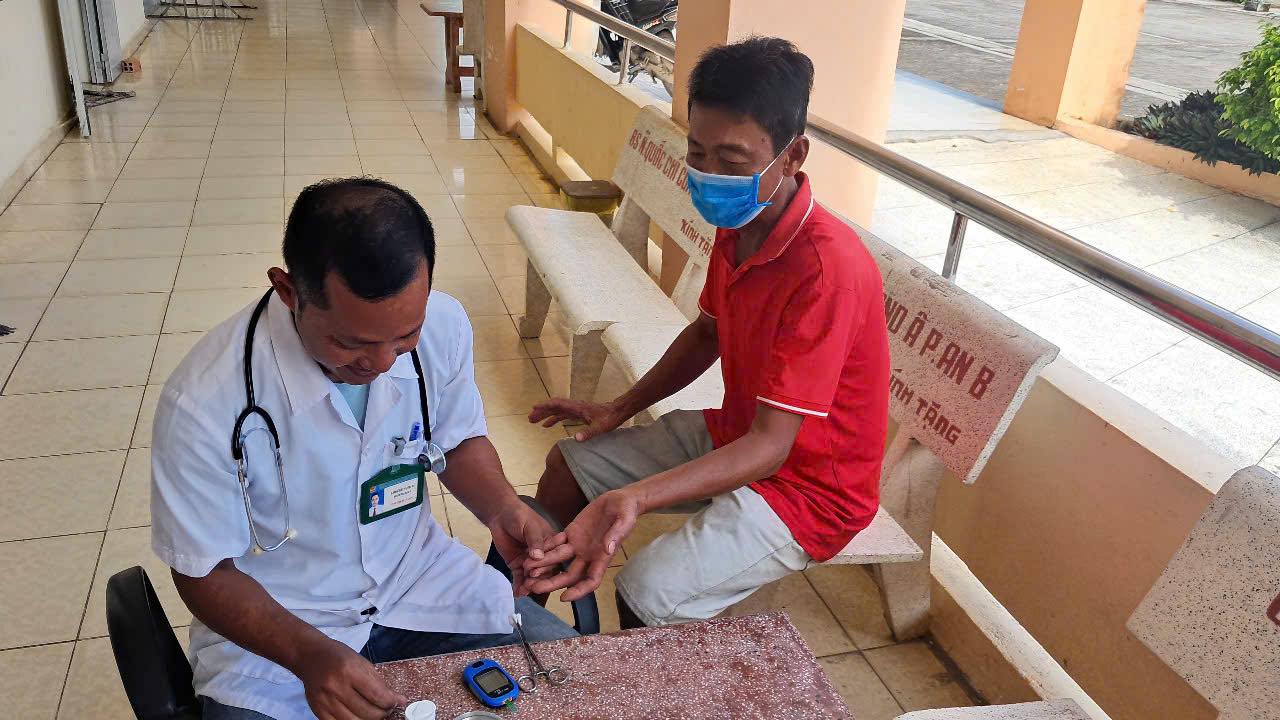 Khám sàng lọc tầm soát bệnh Đái tháo đường tại cộng đồng cho người dân từ 40 tuổi trở lên ở các xã khu vực Mỹ Tú