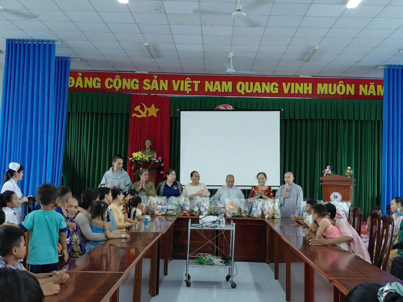 Trao quà trung thu cho các bệnh nhi