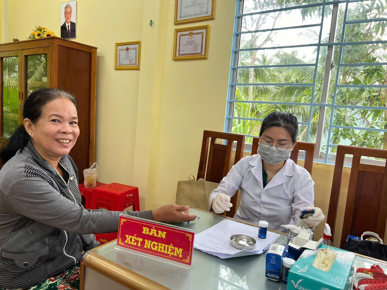 Khám sàng lọc bệnh tăng huyết áp, đái tháo đường cho người dân trên địa bàn xã Long Phú