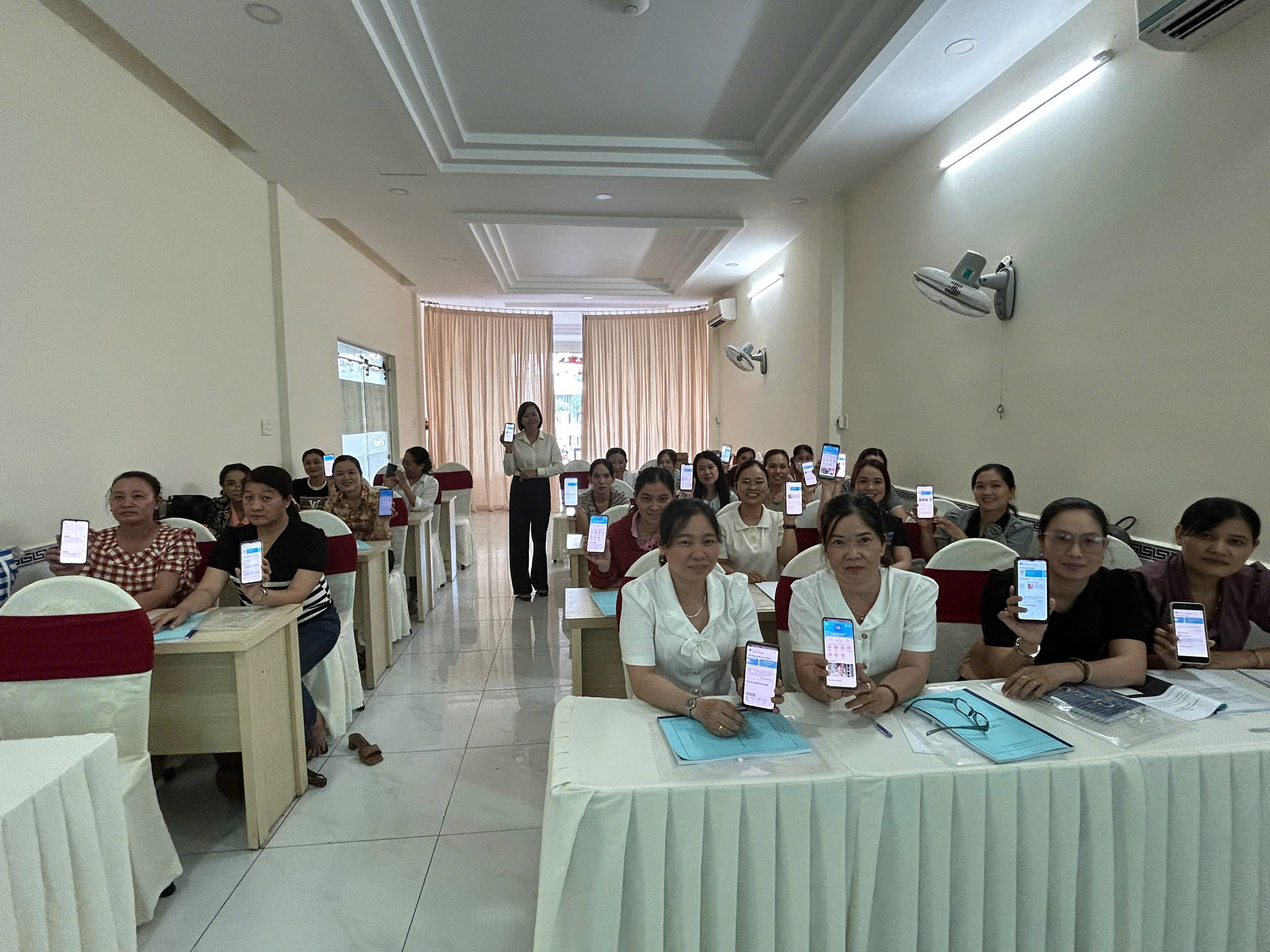 Tập huấn hướng dẫn sử dụng Sổ theo dõi sức khỏe bà mẹ, trẻ em phiên bản điện tử