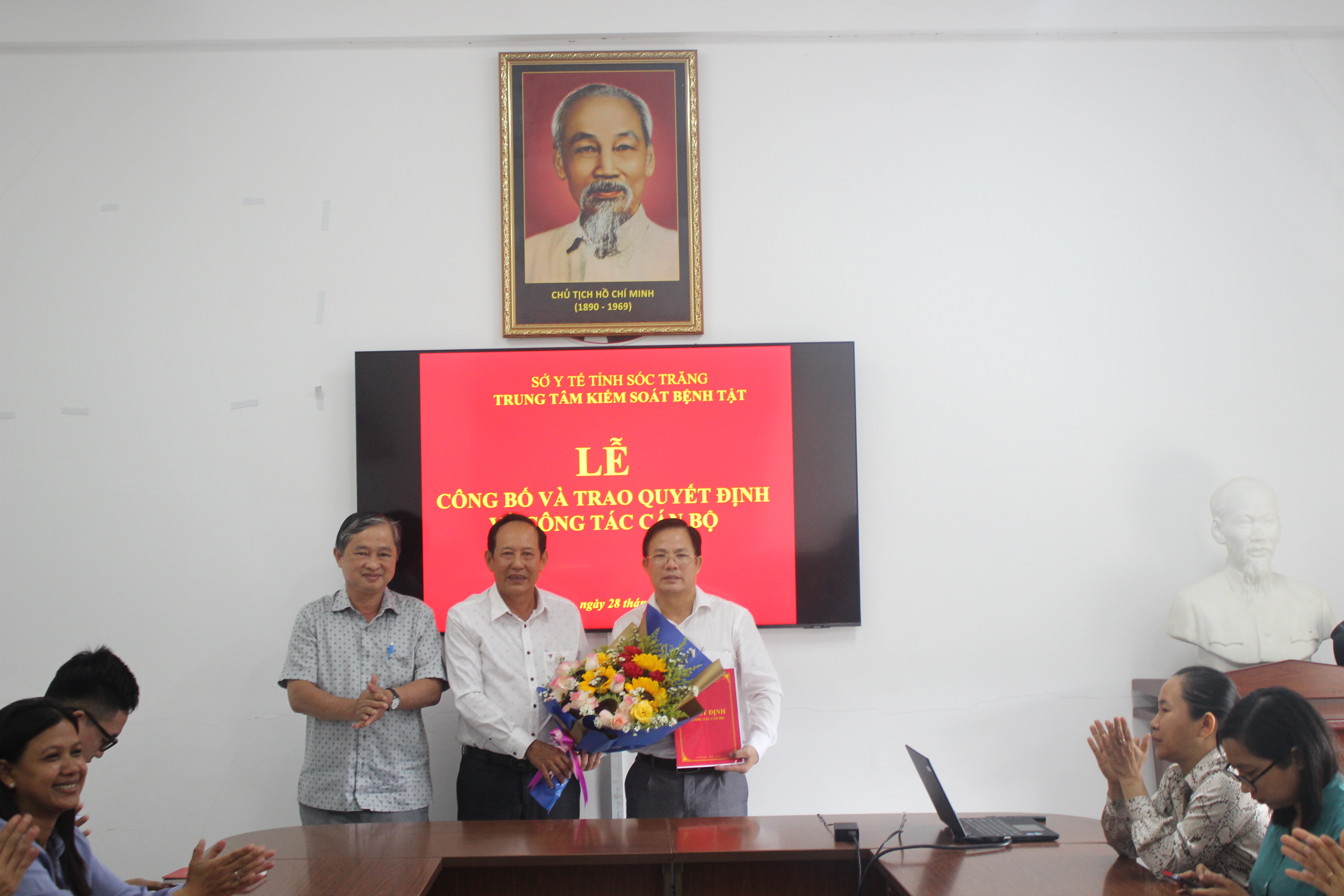 Công bố Quyết định Giám đốc Trung tâm Kiểm soát bệnh tật tỉnh Sóc Trăng và Trung tâm Y tế huyện Trần Đề
