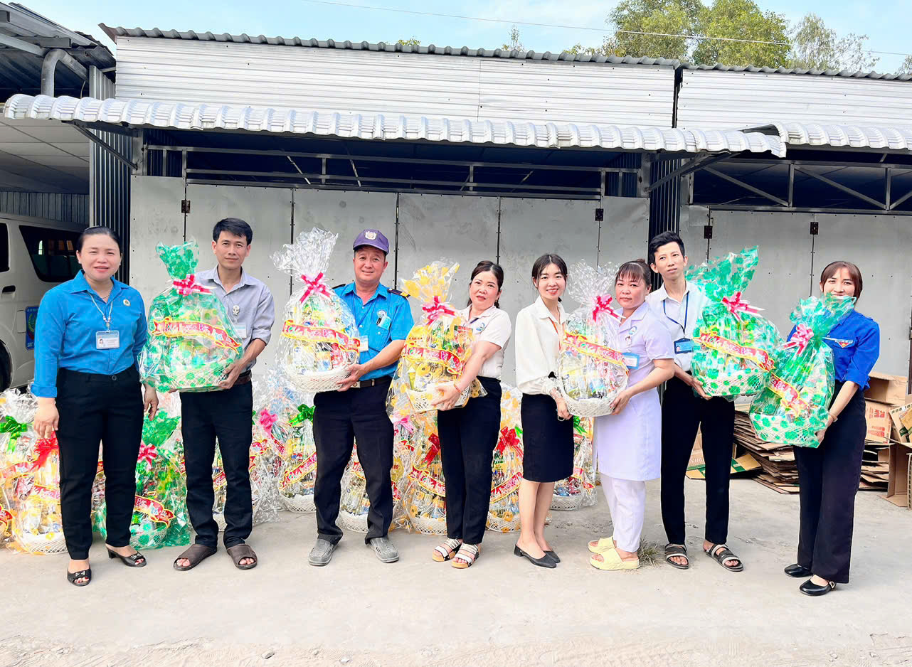 Công đoàn cơ sở Trung tâm Y tế thị xã Ngã Năm chăm lo Tết Nguyên Đán Ất Tỵ 2025 cho đoàn viên Công đoàn