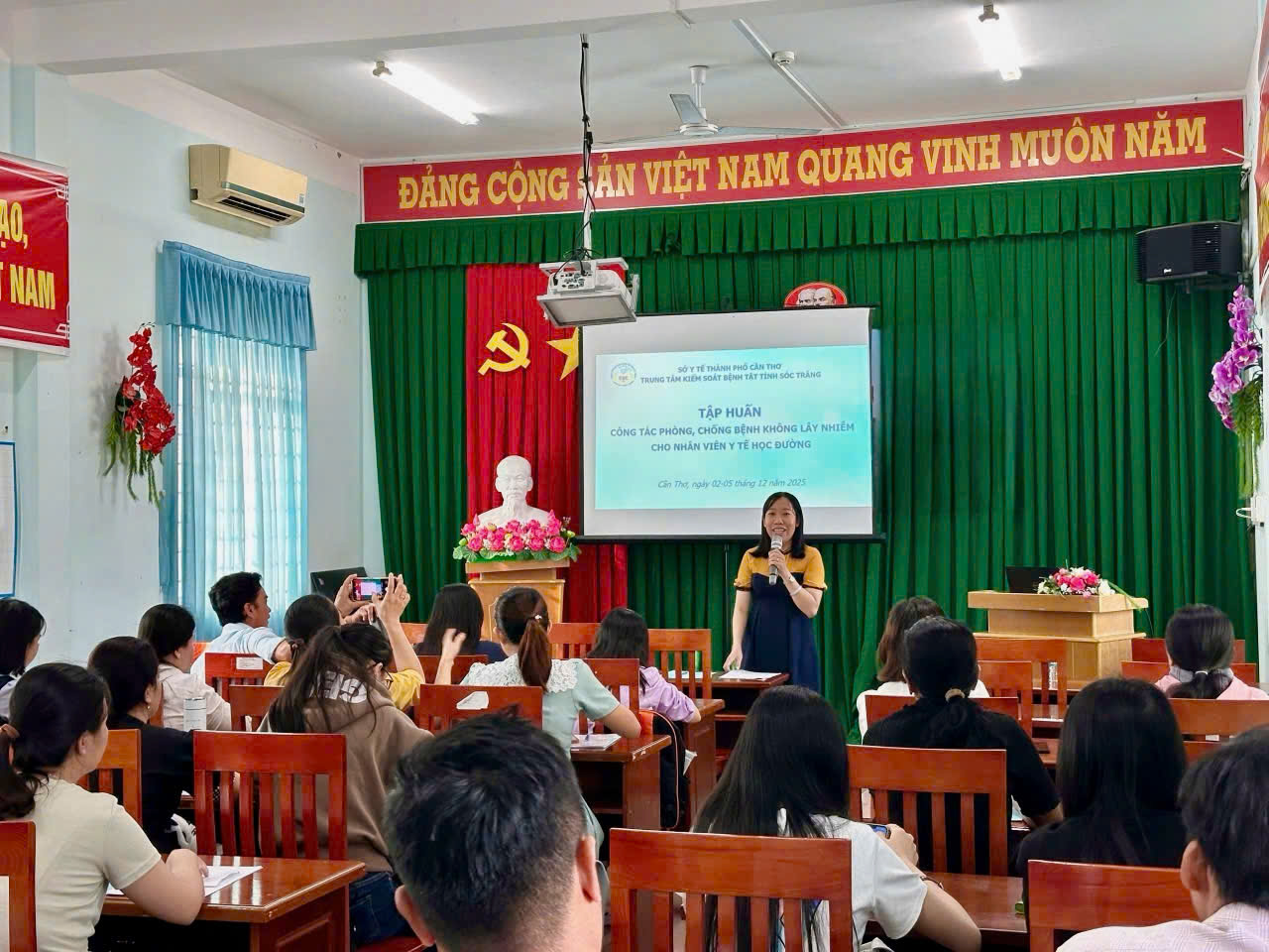 Tập huấn công tác phòng, chống bệnh không lây nhiễm  cho nhân viên y tế học đường